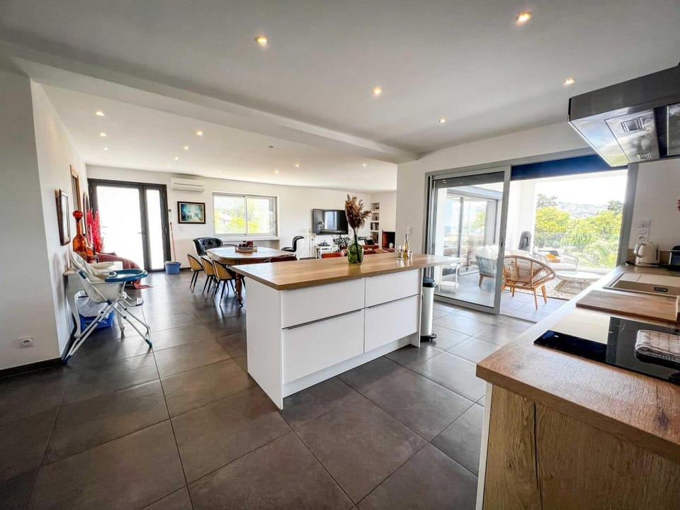 TV and multimedia, Kitchen or kitchenette, Seating area, Dining area