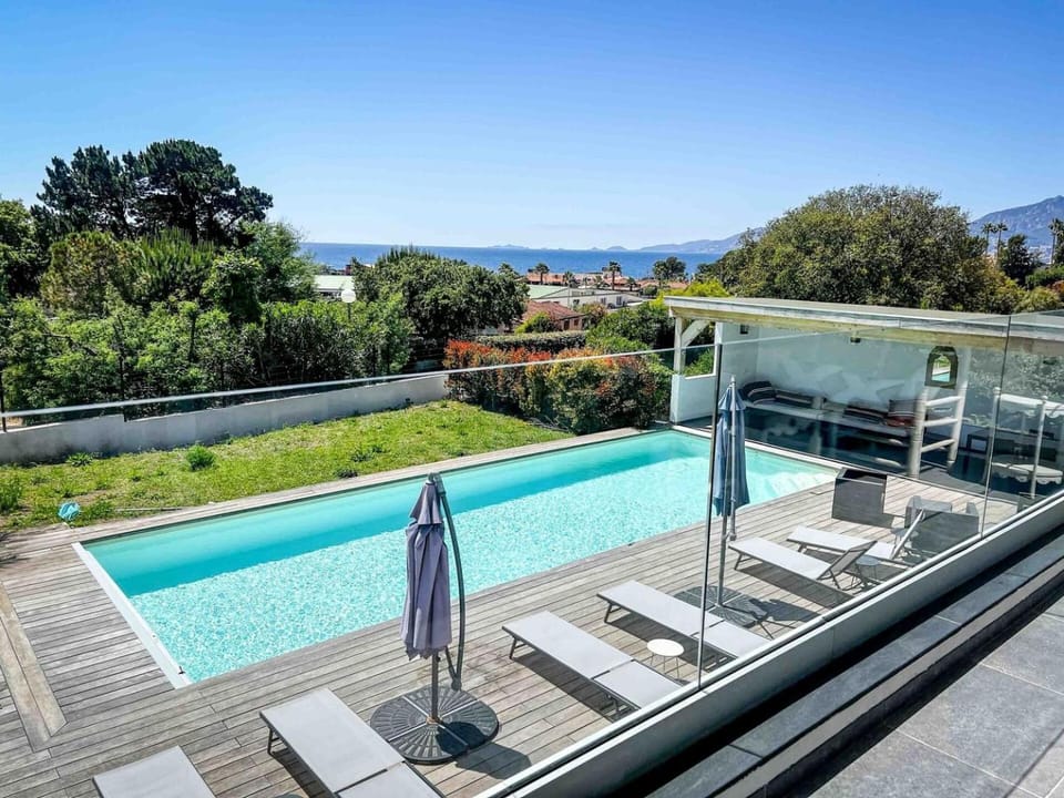 View (from property/room), Balcony/Terrace, Pool view, Sea view, Swimming pool, sunbed