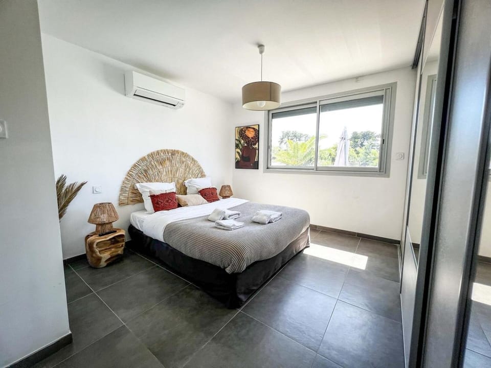 Bed, Photo of the whole room, Bedroom, towels, air conditioner