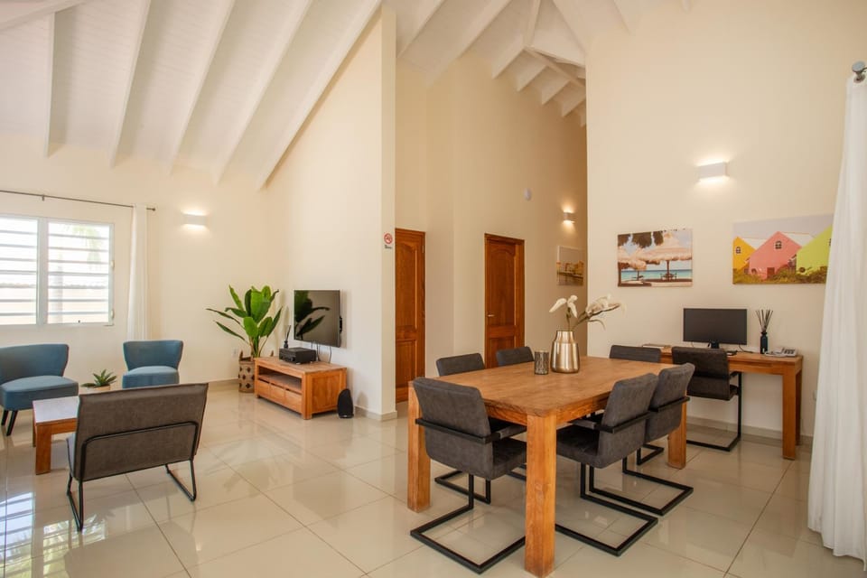TV and multimedia, Living room, Seating area, Dining area