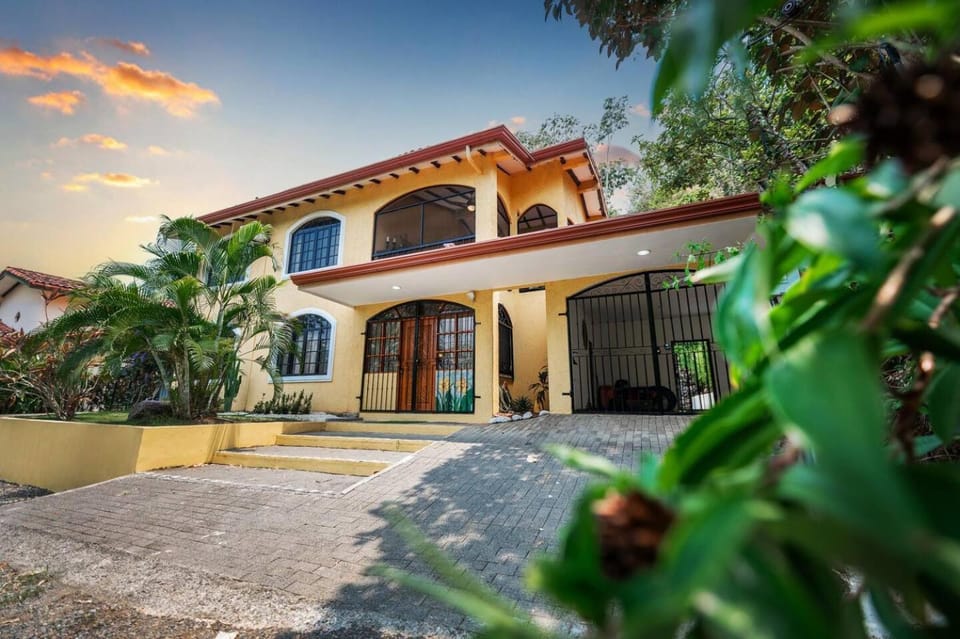 Villa Amarilla by Vacation Pura Vida Villa in San José Province