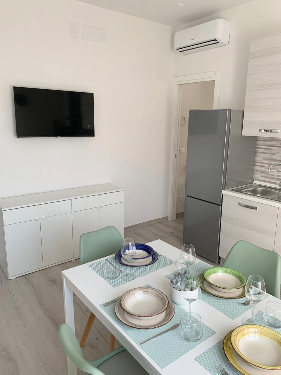 TV and multimedia, Dining area, oven, air conditioner