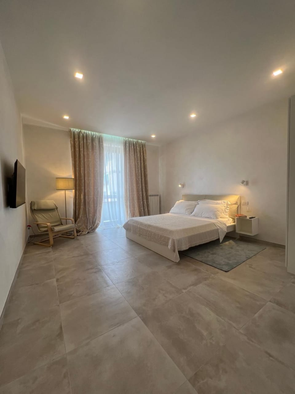 Bed, TV and multimedia, Photo of the whole room, Bedroom