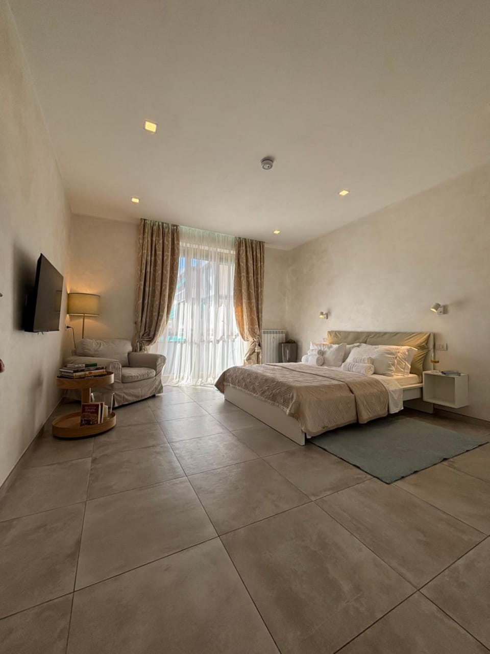 Bed, TV and multimedia, Photo of the whole room, Bedroom