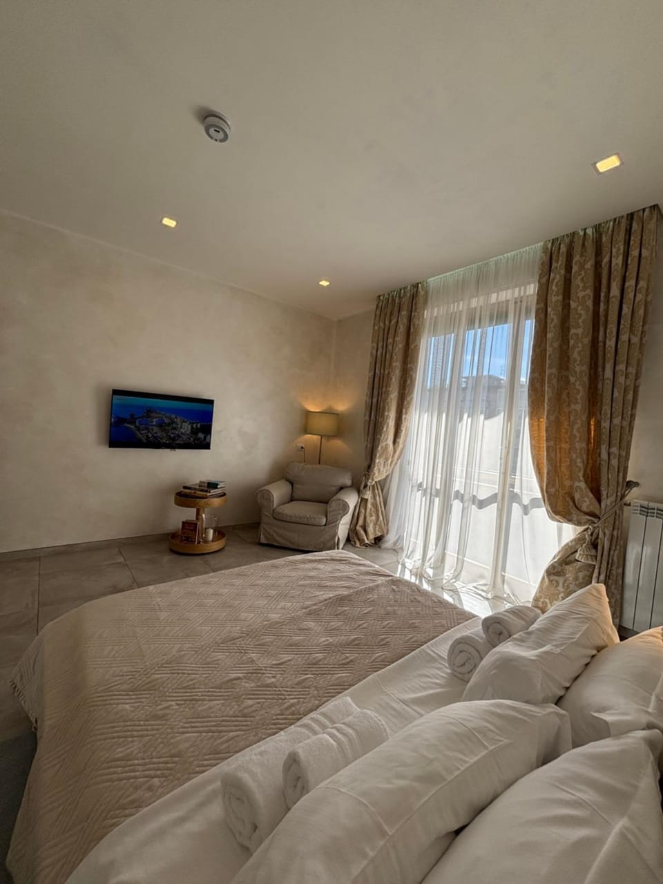 Bed, TV and multimedia, Decorative detail, Bedroom