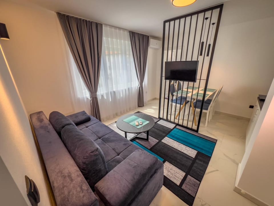 TV and multimedia, Living room, Seating area, Evening entertainment