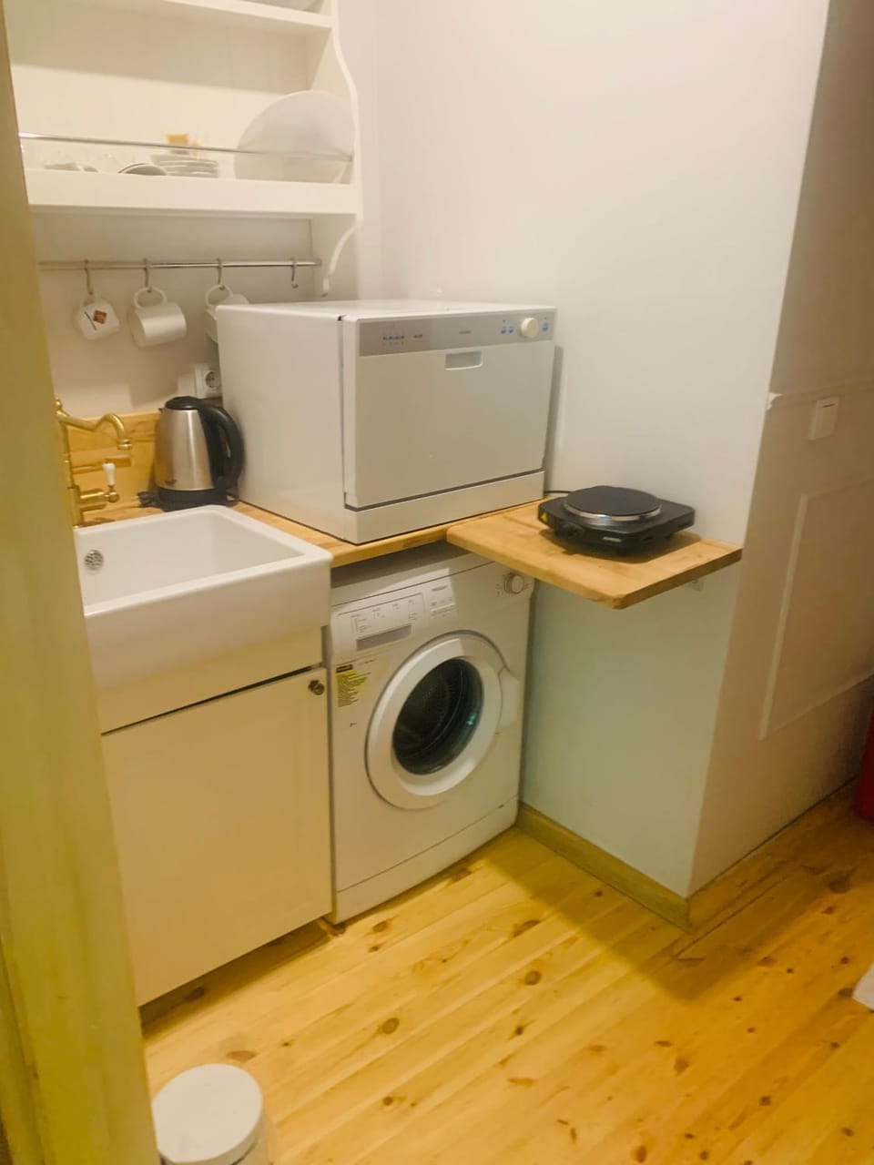 Kitchen or kitchenette, minibar, washing machine