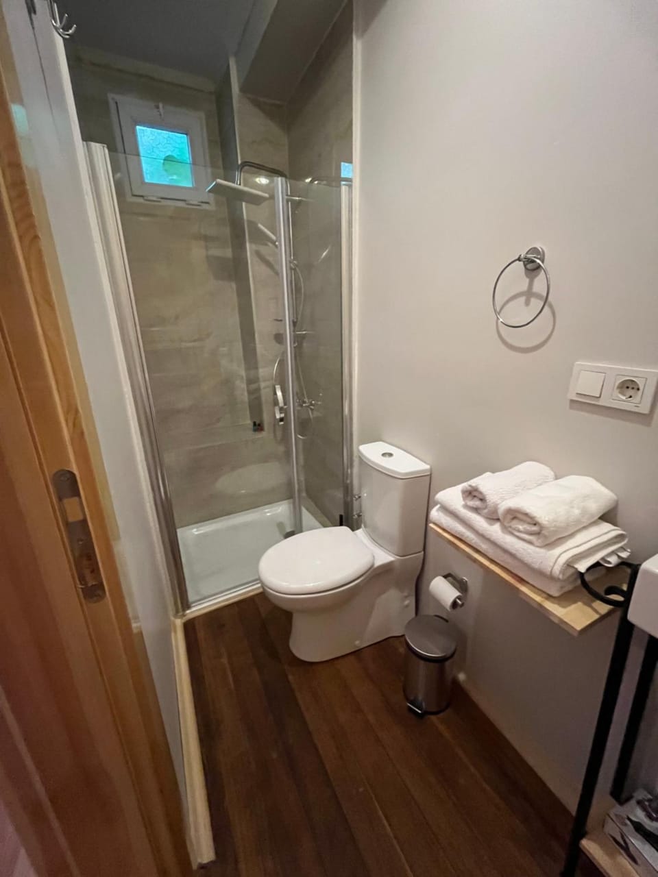 Shower, Toilet, Bathroom, towels