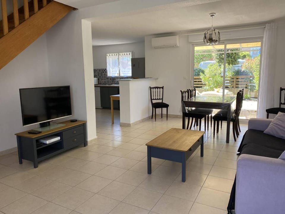 Living room, Dining area