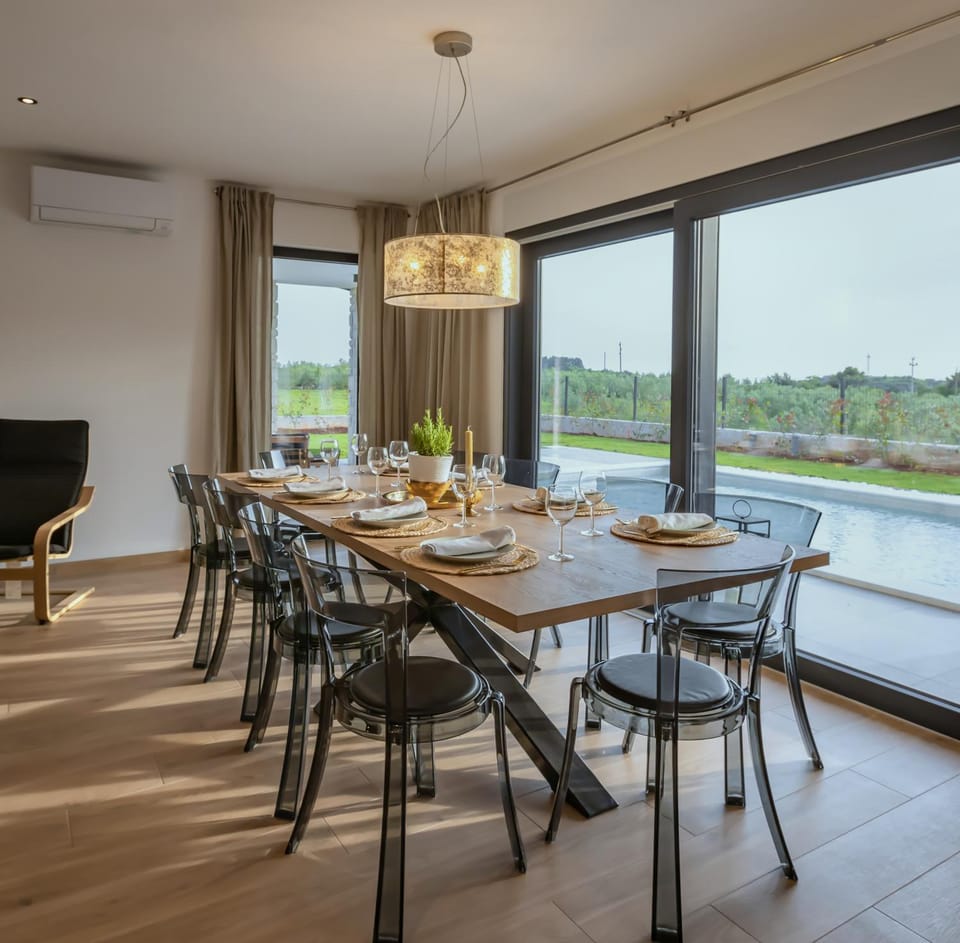 View (from property/room), Seating area, Dining area