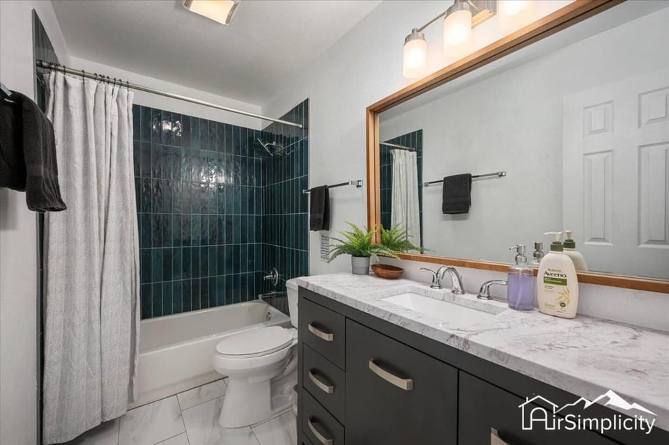 Spacious 5 Bedroom Retreat with Hot Tub House in Denver