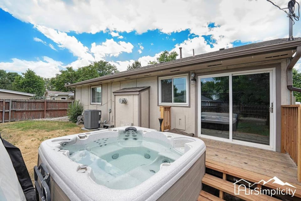 Spacious 5 Bedroom Retreat with Hot Tub House in Denver