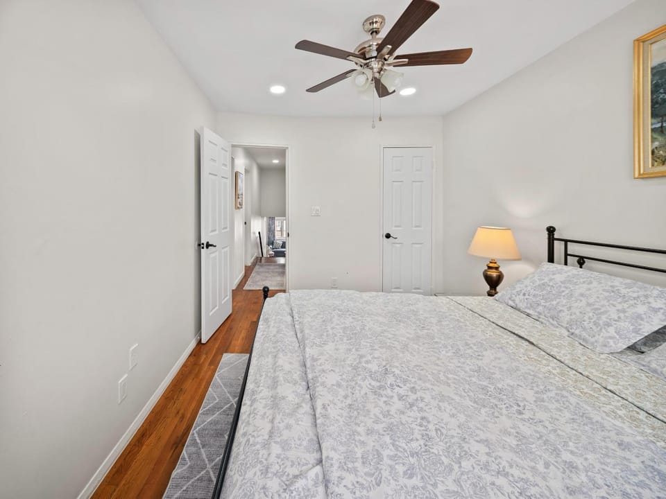 Spacious 3BDR, Newly Renovated, Free Driveway Parking, NYC, EWR Apartment in Bayonne