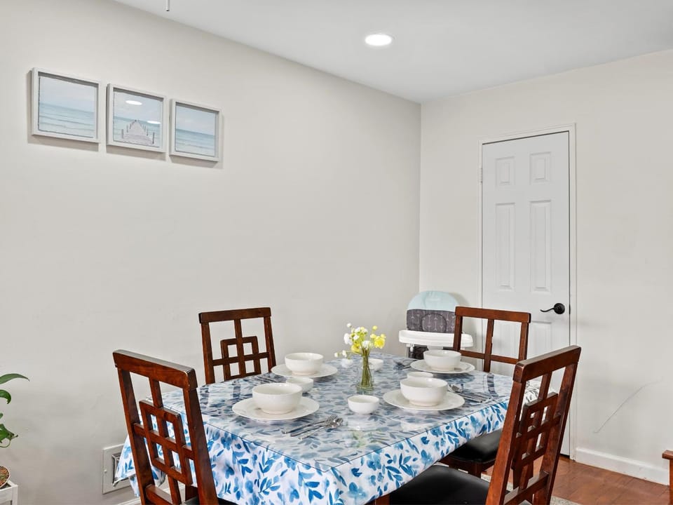 Spacious 3BDR, Newly Renovated, Free Driveway Parking, NYC, EWR Apartment in Bayonne