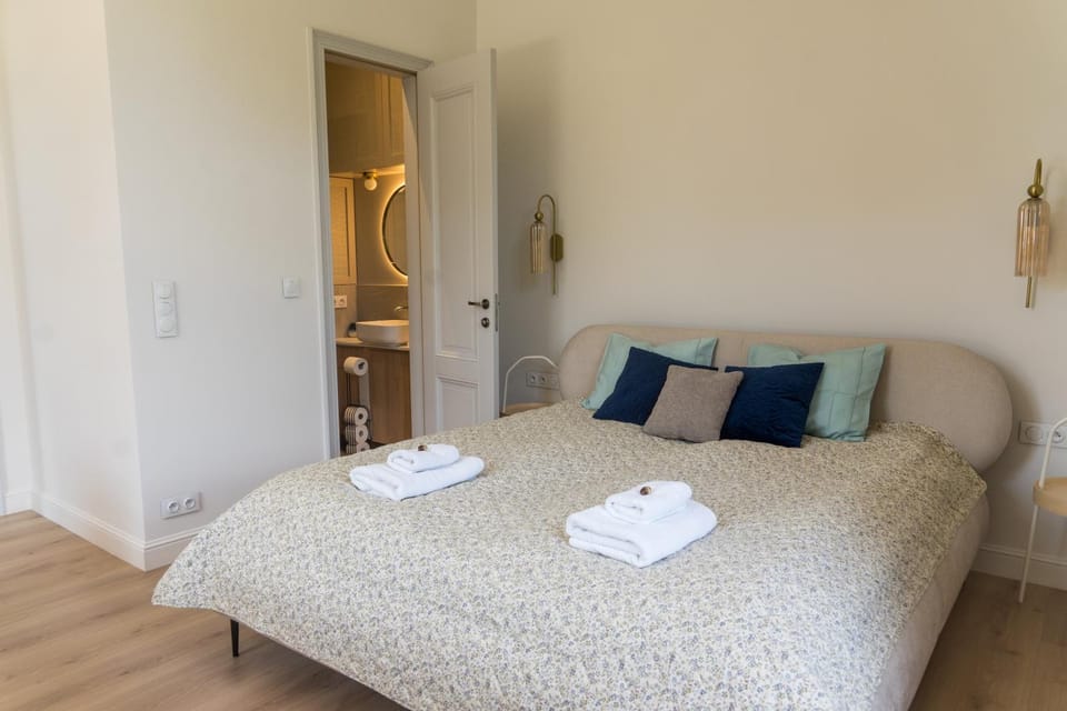 Bed, Photo of the whole room, Bedroom, towels, wardrobe