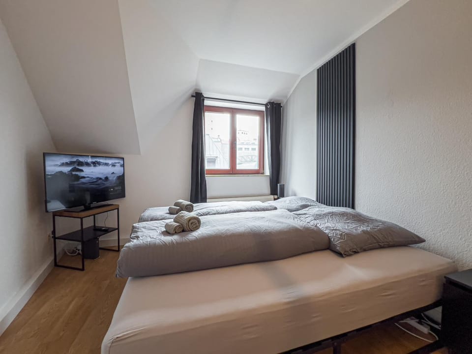 Bed, TV and multimedia, Bedroom