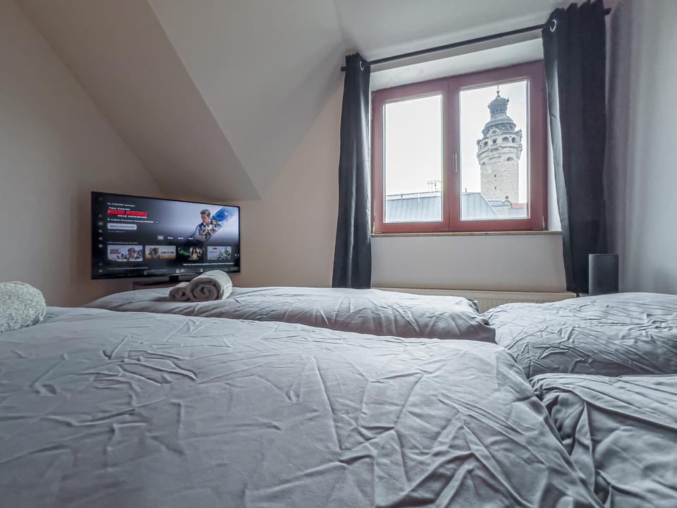 Bed, TV and multimedia, Evening entertainment, Bedroom