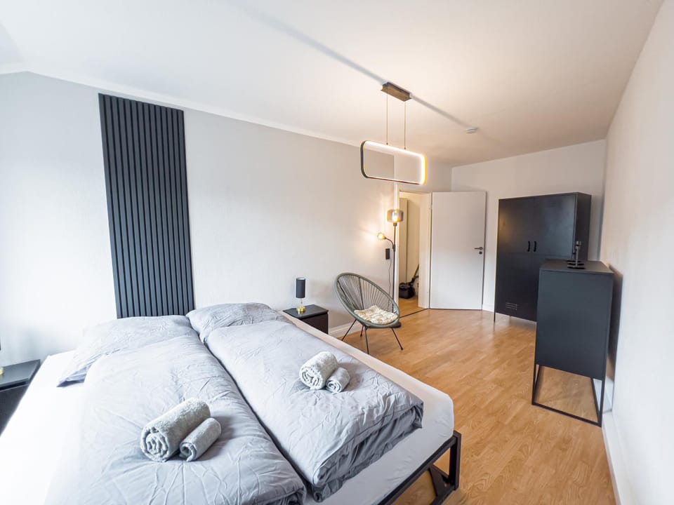 Bed, Photo of the whole room, Seating area, Bedroom, towels