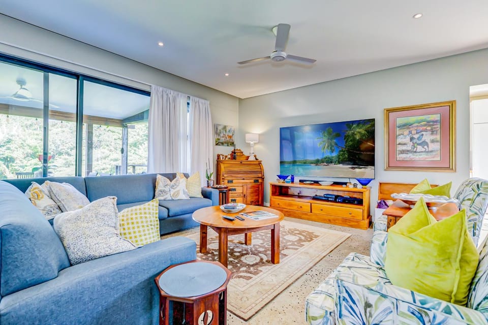 Communal lounge/ TV room, TV and multimedia, Living room, Seating area, Evening entertainment