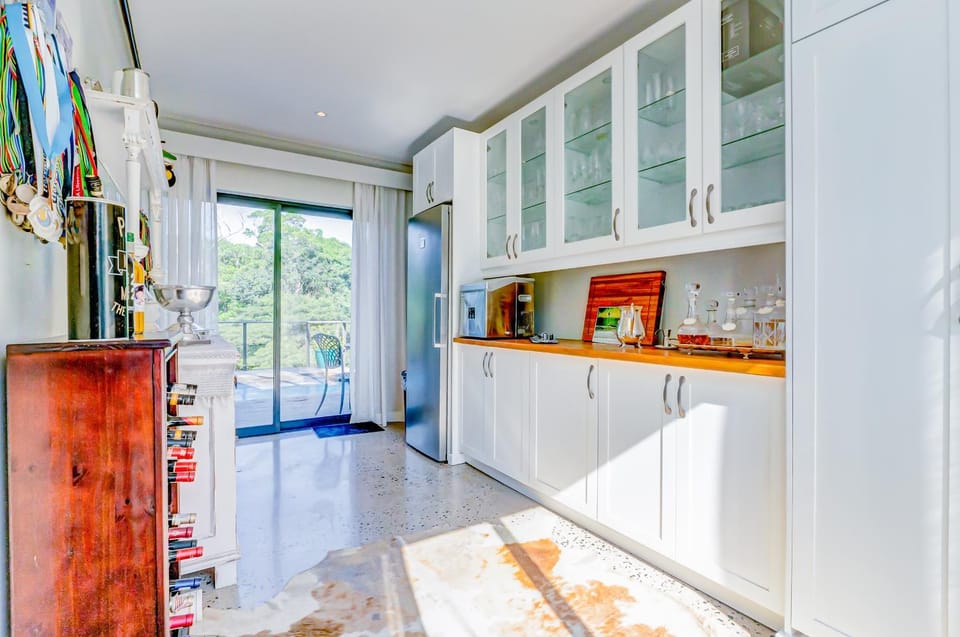 Kitchen or kitchenette, minibar