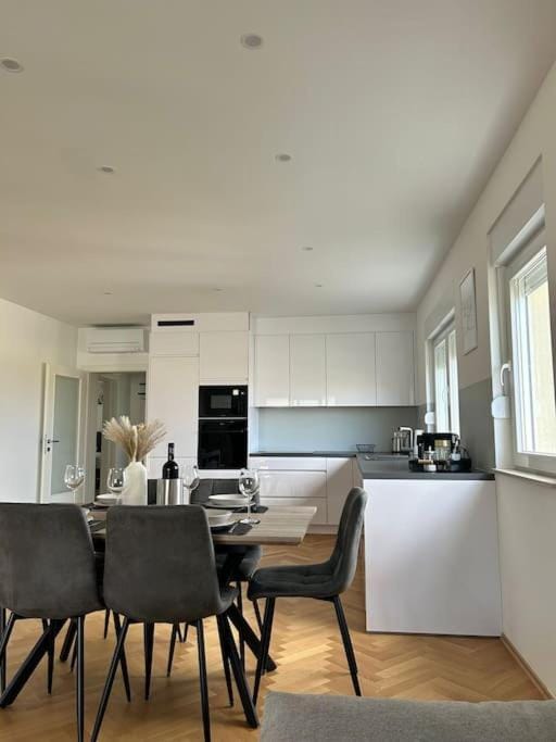 Kitchen or kitchenette, Seating area, Dining area
