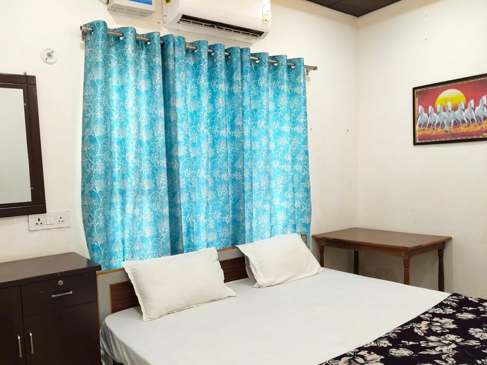 Bed, Photo of the whole room, Bedroom, air conditioner