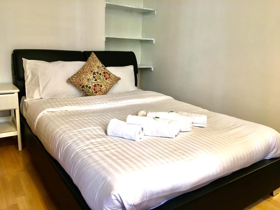 Bed, Photo of the whole room, Bedroom, towels