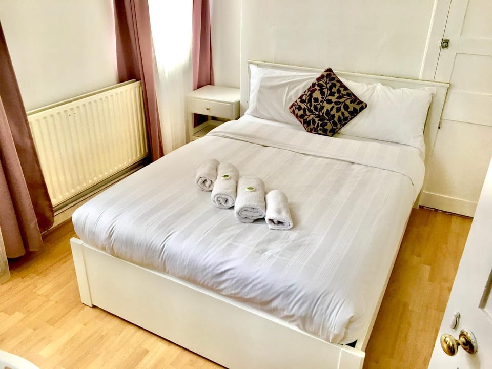 Bed, Photo of the whole room, Bedroom, towels