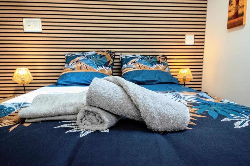 Bed, Photo of the whole room, Bedroom, towels