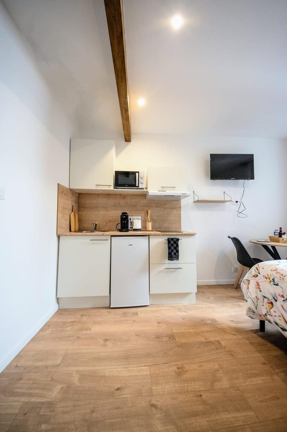 TV and multimedia, Kitchen or kitchenette, Dining area, internet, microwave, stove