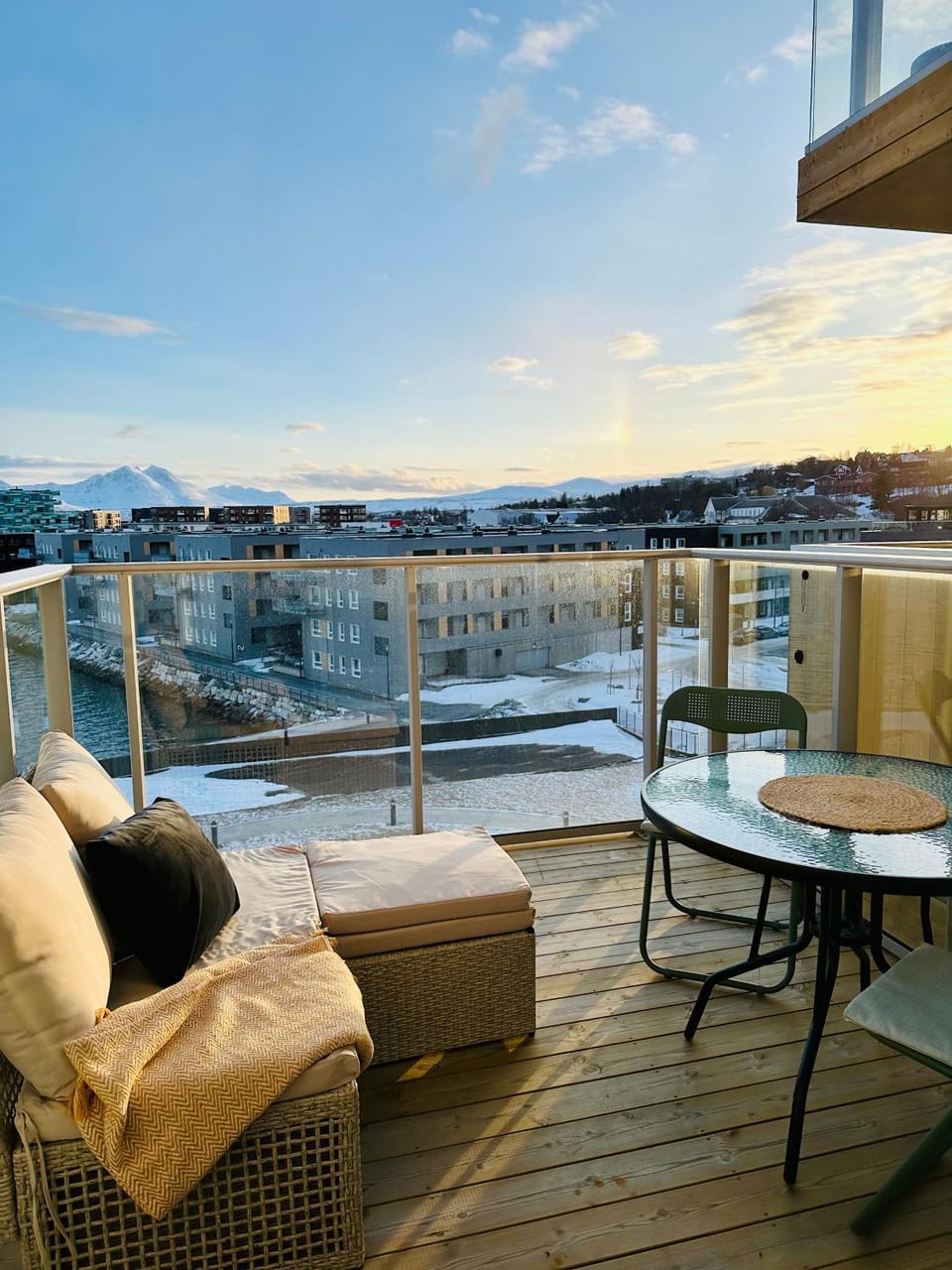 Patio, View (from property/room), Balcony/Terrace, Dining area, Mountain view