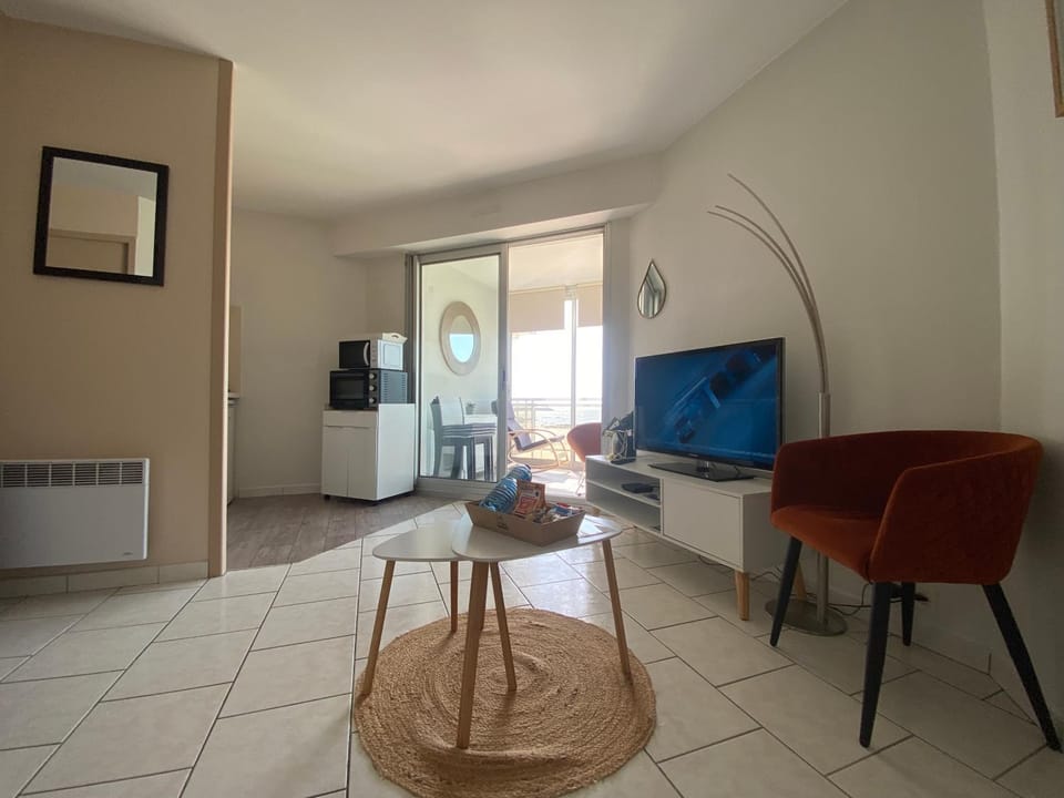 Communal lounge/ TV room, TV and multimedia, Living room, Seating area