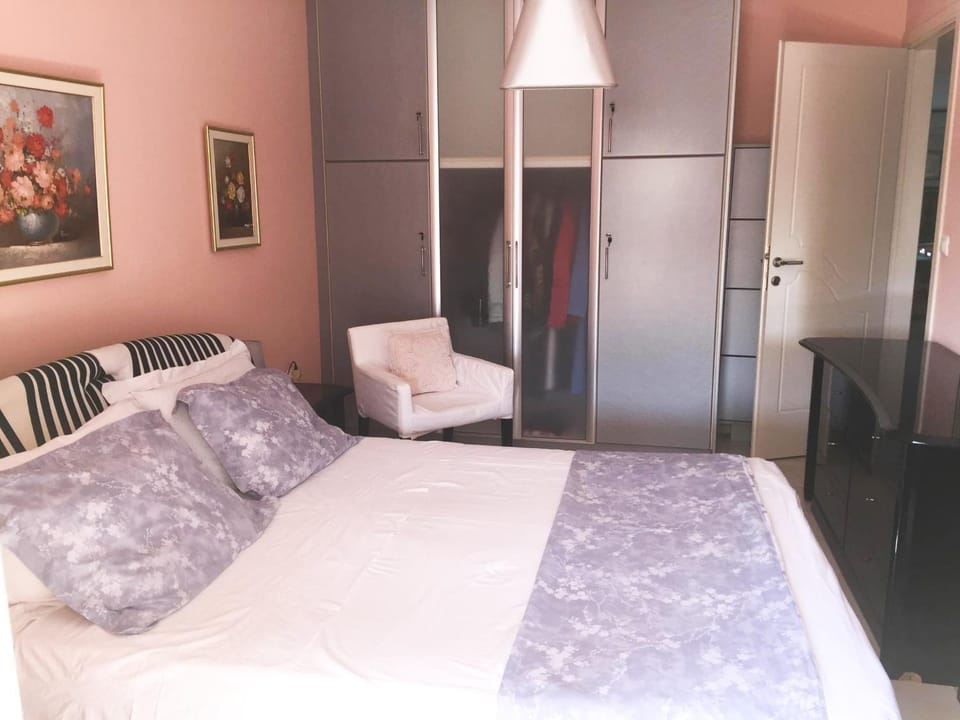 Photo of the whole room, Bedroom, wardrobe