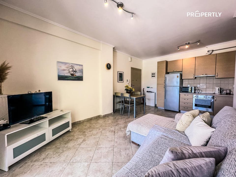 TV and multimedia, Kitchen or kitchenette, Living room, Seating area, Dining area, oven, stove