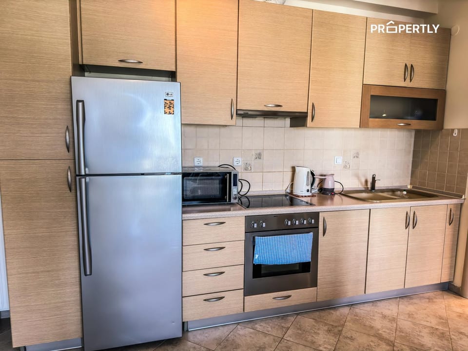 Coffee/tea facilities, Kitchen or kitchenette, oven, stove