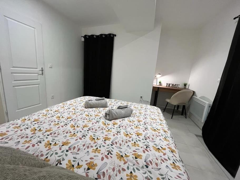 Bed, Photo of the whole room, Bedroom