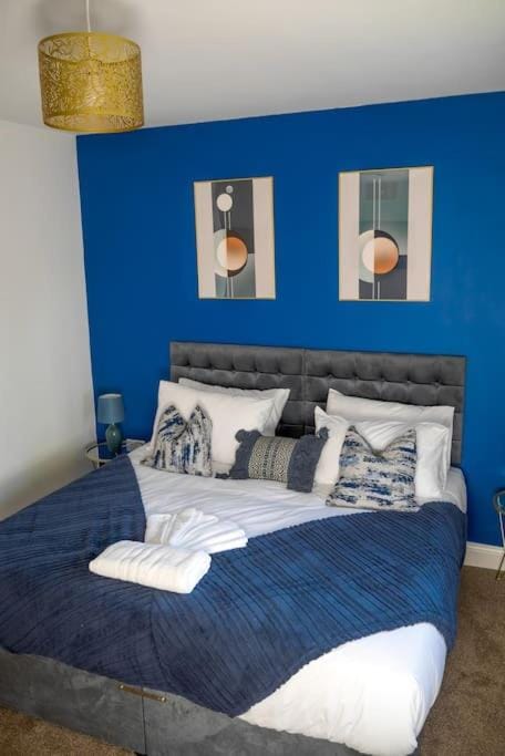 Short Stays, Free Parking, Contractors, Families - Large Home Apartment in Durham