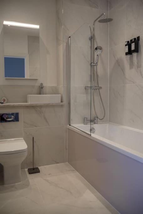 Short Stays, Free Parking, Contractors, Families - Large Home Apartment in Durham