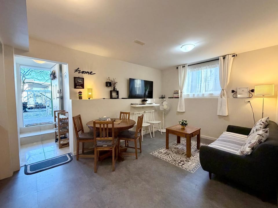 2BR 1BA Garden View Guest Suite - King-size Bed - Free Parking Bed and Breakfast in Vancouver