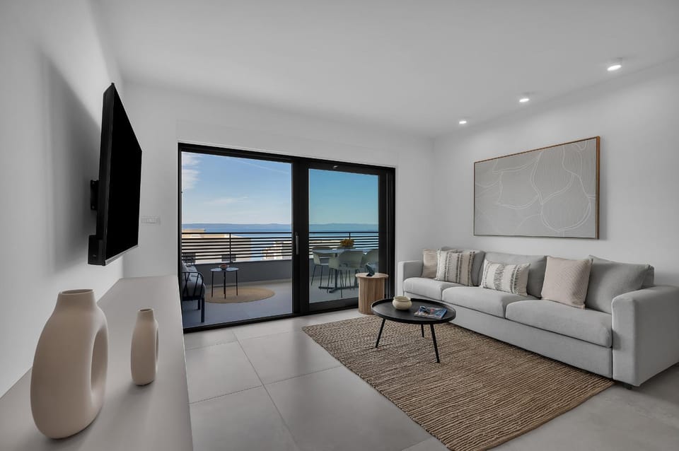 Communal lounge/ TV room, Natural landscape, TV and multimedia, Living room, Seating area, Evening entertainment, Sea view