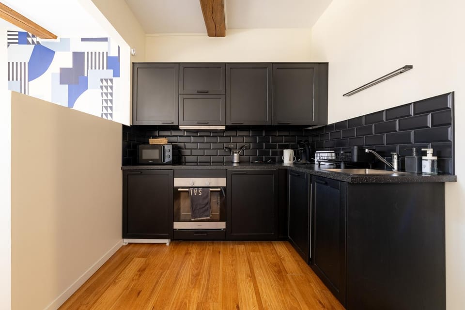 Coffee/tea facilities, Kitchen or kitchenette, stove, toaster