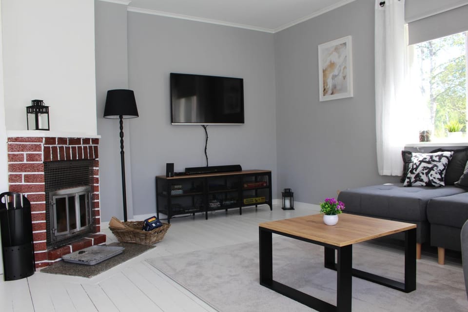 TV and multimedia, Living room, Evening entertainment