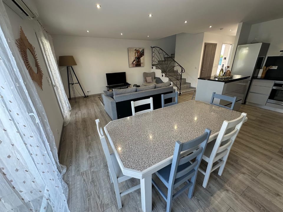 Living room, Dining area