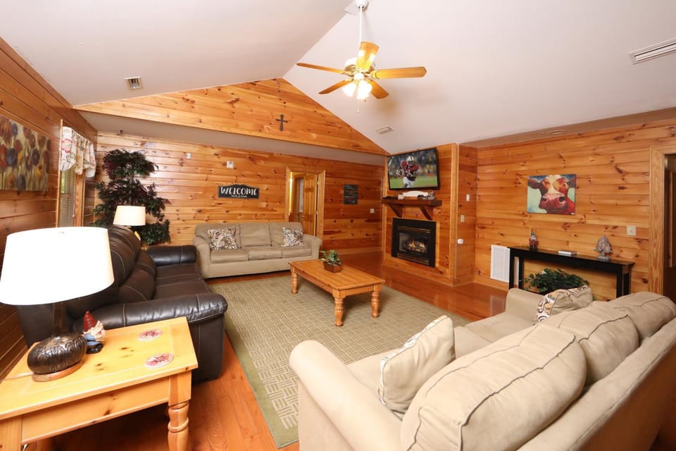 Oak Tree Lodge #3 by Eden Crest Vacation Rentals Chalet in Pigeon Forge