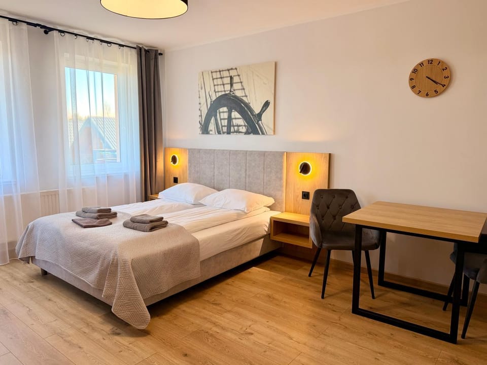 Bed, Living room, Photo of the whole room, Seating area, Dining area, Bedroom, towels