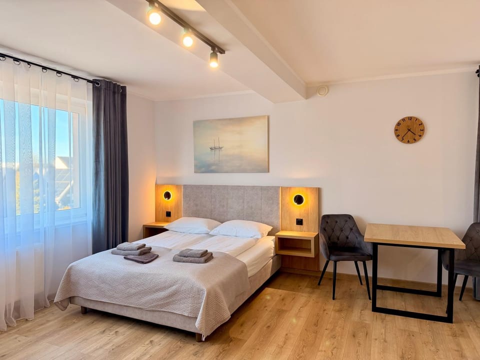 Bed, TV and multimedia, Living room, Photo of the whole room, Seating area, Bedroom