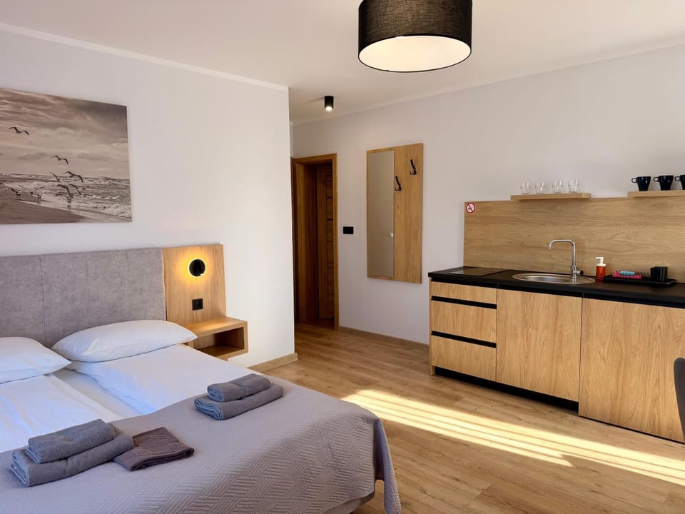 Bed, Kitchen or kitchenette, Living room, Photo of the whole room, Seating area, Bedroom, minibar, stove, towels