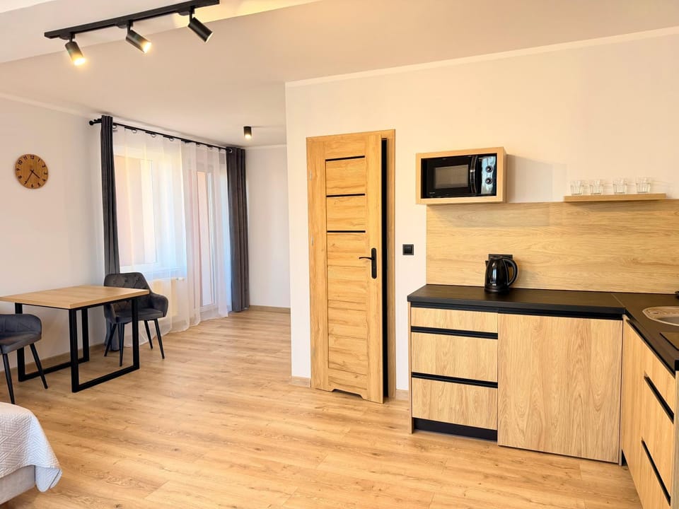 Kitchen or kitchenette, Dining area, minibar, oven, stove