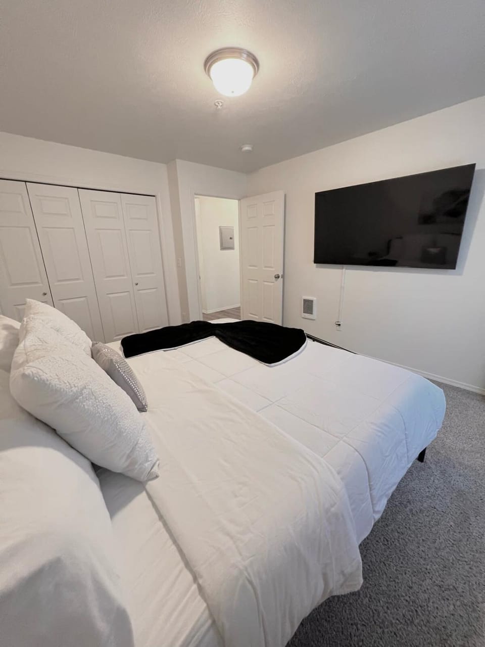 Bed, TV and multimedia, Photo of the whole room, Evening entertainment, Bedroom