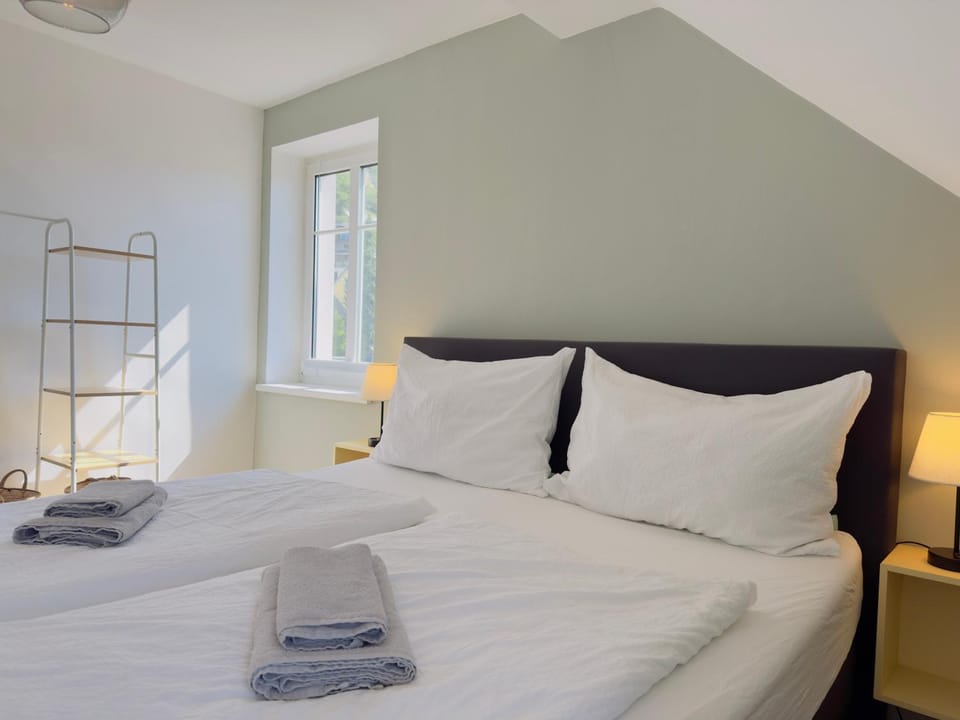 Bed, Bedroom, towels